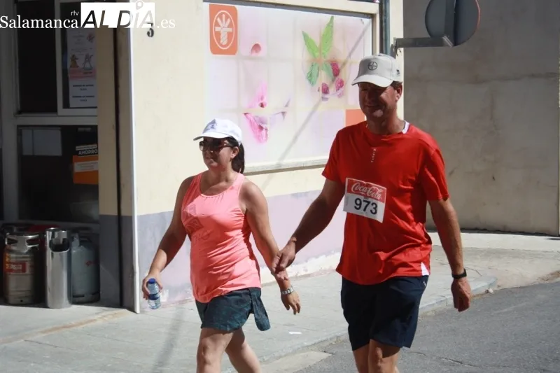 Foto 9 - M&aacute;s de 230 participantes en una ambientada y solidaria VIII Quedada Runner y Ciclista en Santiago de la Puebla, con la que comienzan sus fiestas patronales