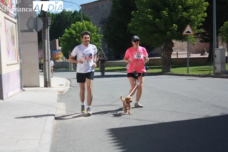 Foto 5 - M&aacute;s de 230 participantes en una ambientada y solidaria VIII Quedada Runner y Ciclista en Santiago de la Puebla, con la que comienzan sus fiestas patronales