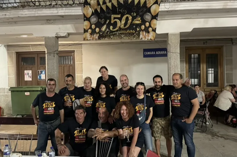 Foto 2 - Recuerdos, emociones y celebraciones protagonizan la quedada de los Quintos de 1974 en Santiago de la Puebla