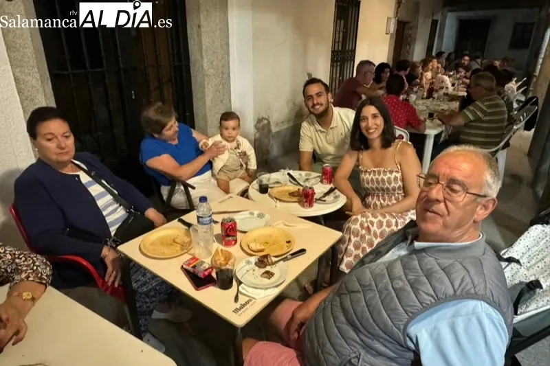 Foto 11 - La parrillada de Santiago de la Puebla se convierte en una multitudinaria fiesta con 400 raciones y un gran ambiente 