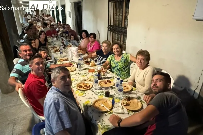 Foto 10 - La parrillada de Santiago de la Puebla se convierte en una multitudinaria fiesta con 400 raciones y un gran ambiente 