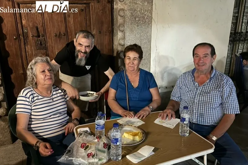 Foto 9 - La parrillada de Santiago de la Puebla se convierte en una multitudinaria fiesta con 400 raciones y un gran ambiente 