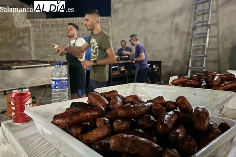 Foto 6 - La parrillada de Santiago de la Puebla se convierte en una multitudinaria fiesta con 400 raciones y un gran ambiente 