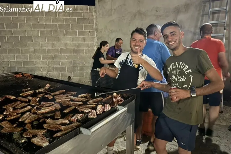 Foto 5 - La parrillada de Santiago de la Puebla se convierte en una multitudinaria fiesta con 400 raciones y un gran ambiente 