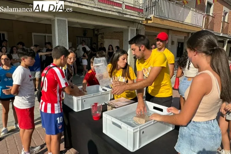 Foto 11 - Diversi&oacute;n y agua protagonizan los numerosos juegos de la gincana en Santiago de la Puebla