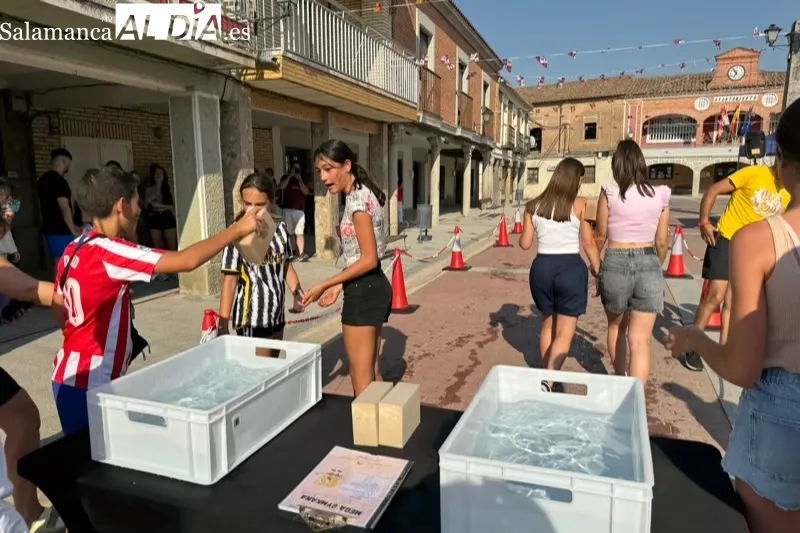 Foto 10 - Diversi&oacute;n y agua protagonizan los numerosos juegos de la gincana en Santiago de la Puebla