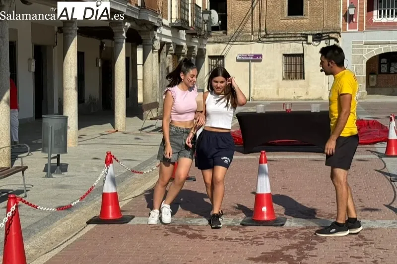 Foto 9 - Diversi&oacute;n y agua protagonizan los numerosos juegos de la gincana en Santiago de la Puebla