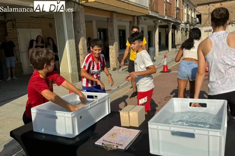 Foto 7 - Diversi&oacute;n y agua protagonizan los numerosos juegos de la gincana en Santiago de la Puebla