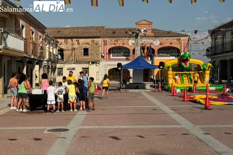 Foto 4 - Diversi&oacute;n y agua protagonizan los numerosos juegos de la gincana en Santiago de la Puebla