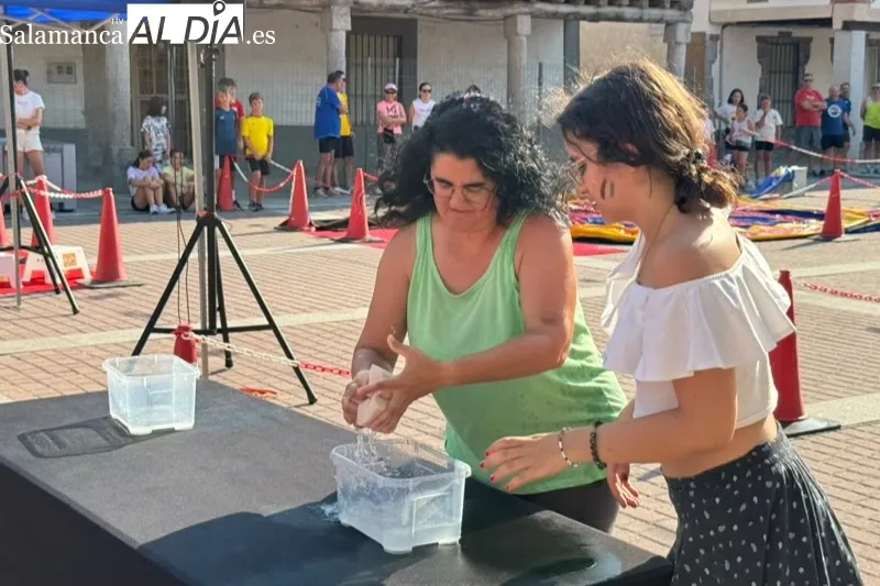 Foto 2 - Diversi&oacute;n y agua protagonizan los numerosos juegos de la gincana en Santiago de la Puebla