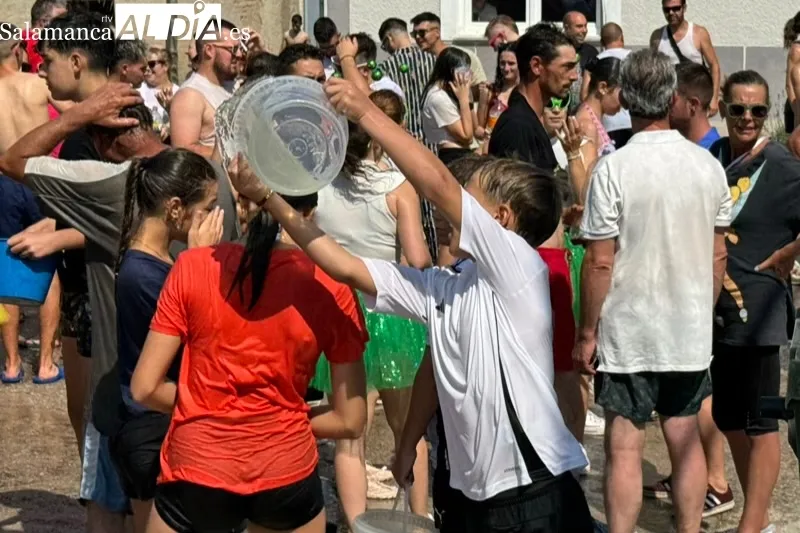 Foto 11 - Agua, bailes y carcajadas se unen un a&ntilde;o m&aacute;s en el gran pasacalles acu&aacute;tico en Santiago de la Puebla