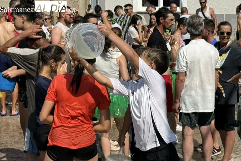 Foto 2 - Agua, bailes y carcajadas se unen un a&ntilde;o m&aacute;s en el gran pasacalles acu&aacute;tico en Santiago de la Puebla