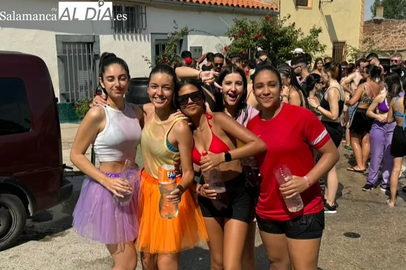 Foto 9 - Agua, bailes y carcajadas se unen un a&ntilde;o m&aacute;s en el gran pasacalles acu&aacute;tico en Santiago de la Puebla
