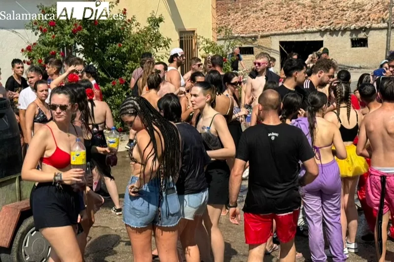 Foto 10 - Agua, bailes y carcajadas se unen un a&ntilde;o m&aacute;s en el gran pasacalles acu&aacute;tico en Santiago de la Puebla