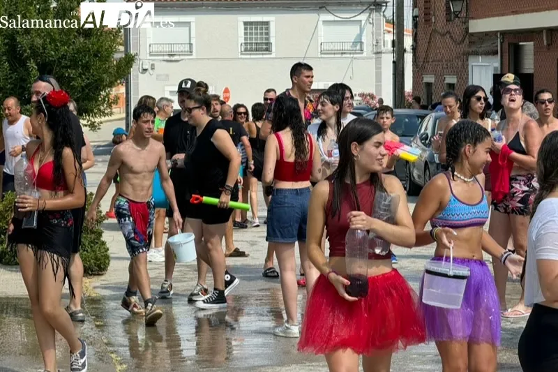 Foto 6 - Agua, bailes y carcajadas se unen un a&ntilde;o m&aacute;s en el gran pasacalles acu&aacute;tico en Santiago de la Puebla