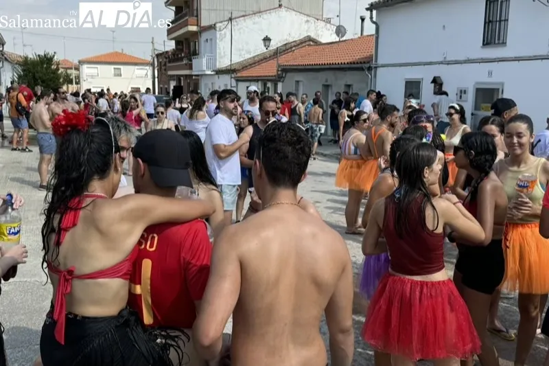Foto 4 - Agua, bailes y carcajadas se unen un a&ntilde;o m&aacute;s en el gran pasacalles acu&aacute;tico en Santiago de la Puebla