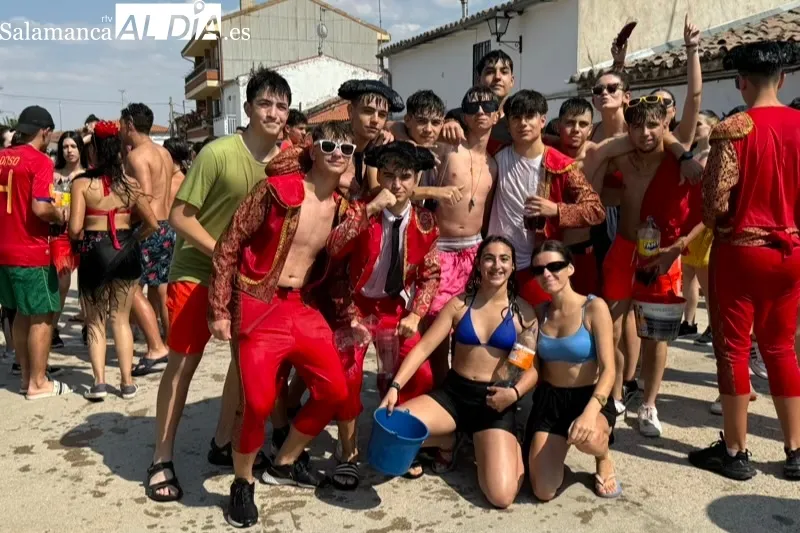 Foto 5 - Agua, bailes y carcajadas se unen un a&ntilde;o m&aacute;s en el gran pasacalles acu&aacute;tico en Santiago de la Puebla
