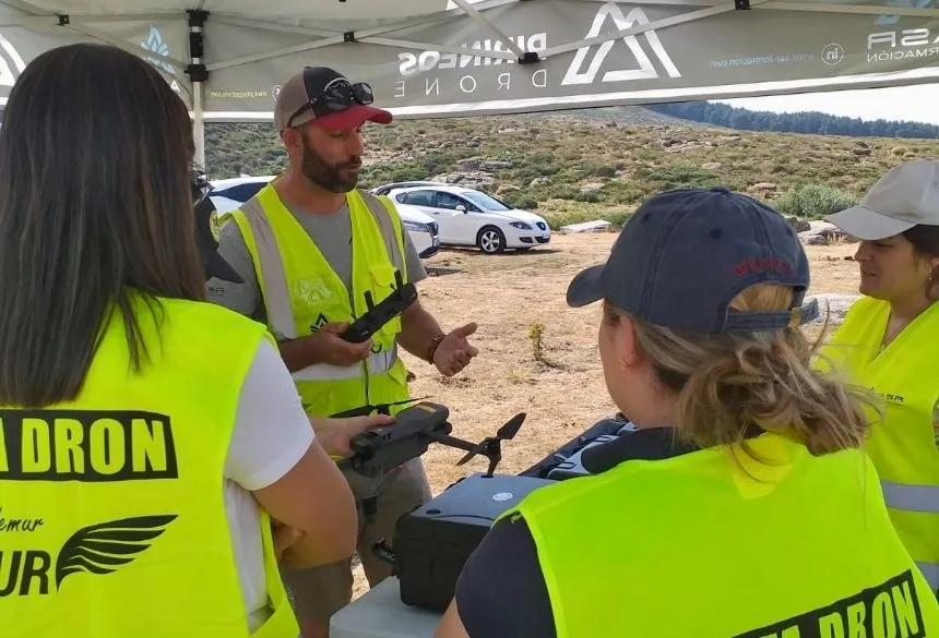 Foto 2 - Una treintena de mujeres inician su formaci&oacute;n pr&aacute;ctica en el pilotaje de drones en el Pedroso de la Armu&ntilde;a gracias a la asociaci&oacute;n Ademur