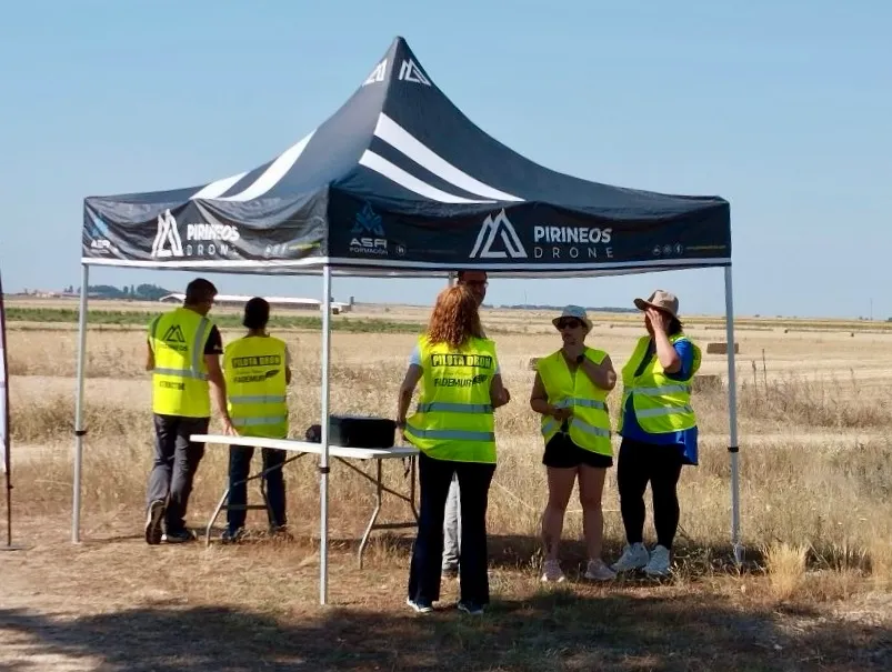 Foto 3 - Una treintena de mujeres inician su formaci&oacute;n pr&aacute;ctica en el pilotaje de drones en el Pedroso de la Armu&ntilde;a gracias a la asociaci&oacute;n Ademur