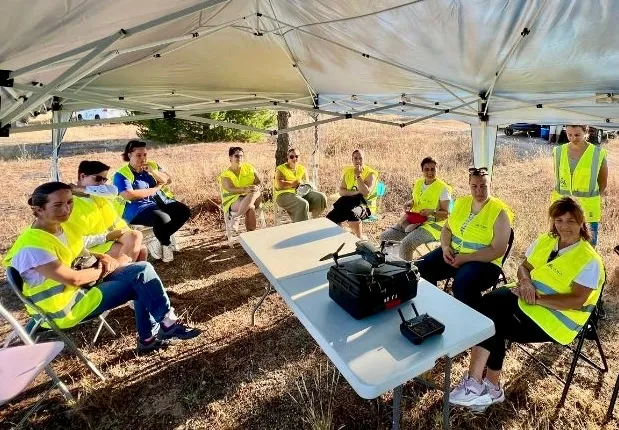 Foto 4 - Una treintena de mujeres inician su formaci&oacute;n pr&aacute;ctica en el pilotaje de drones en el Pedroso de la Armu&ntilde;a gracias a la asociaci&oacute;n Ademur