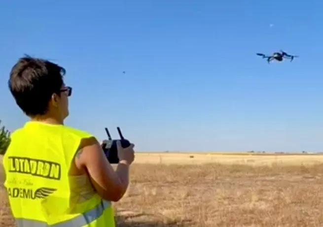 Foto 5 - Una treintena de mujeres inician su formaci&oacute;n pr&aacute;ctica en el pilotaje de drones en el Pedroso de la Armu&ntilde;a gracias a la asociaci&oacute;n Ademur