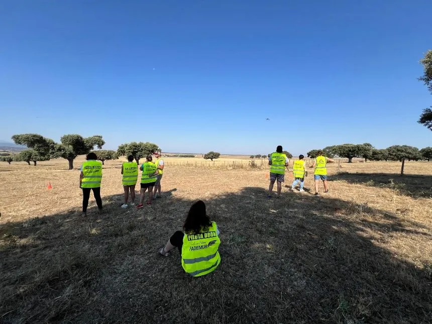 Foto 6 - Una treintena de mujeres inician su formaci&oacute;n pr&aacute;ctica en el pilotaje de drones en el Pedroso de la Armu&ntilde;a gracias a la asociaci&oacute;n Ademur
