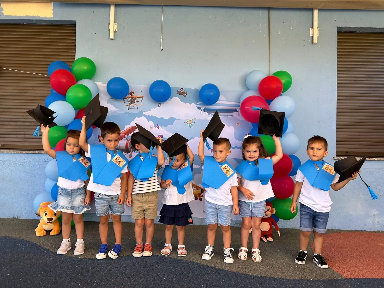 Foto 2 - Una divertida fiesta de graduaci&oacute;n finaliza el curso en la escuela infantil Garabato de Villoria