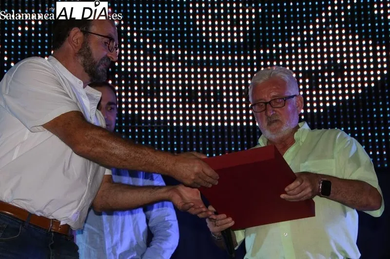 Foto 4 - Galinduste rinde un sencillo y emotivo homenaje al Bar L&oacute;pez