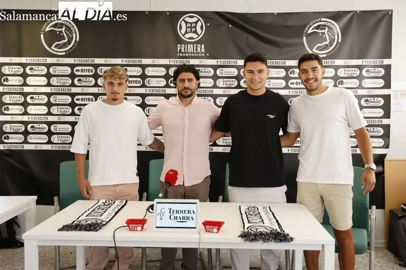 Presentación de Iván Moreno, Aitor Pascual y Pau Martínez, nuevos jugadores de Unionistas de Salamanca. Foto de David Sañudo