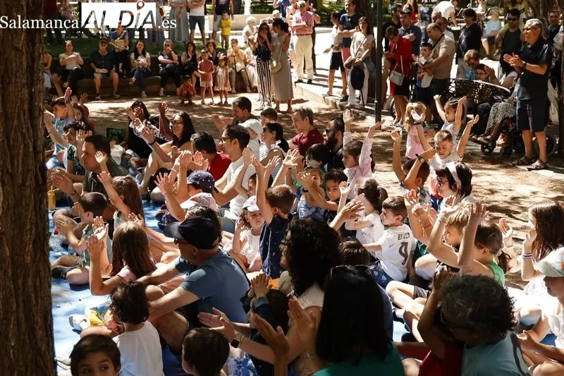 Actuación del Mago Oski en el Parque Picasso. Fotos: David Sañudo.