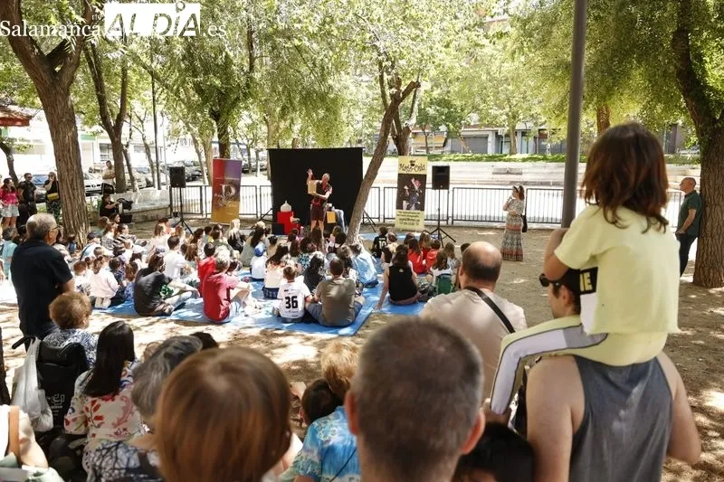 Actuación del Mago Oski en el Parque Picasso. Fotos: David Sañudo.
