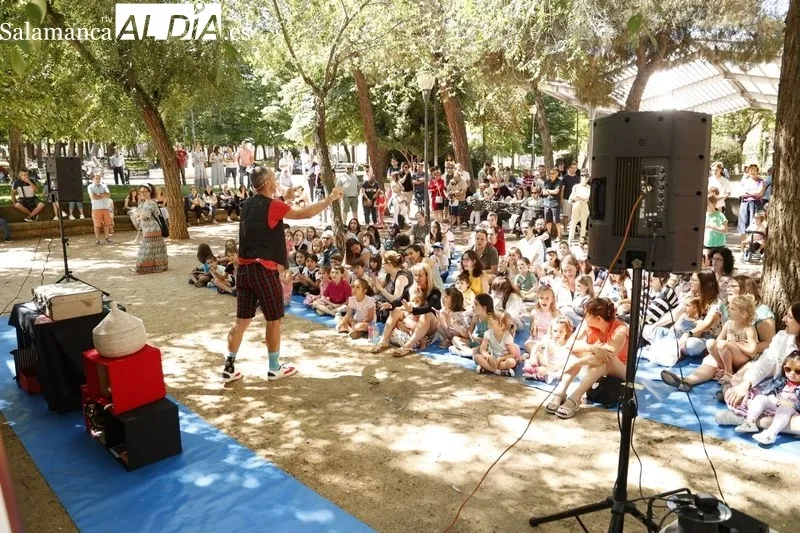 Actuación del Mago Oski en el Parque Picasso. Fotos: David Sañudo.