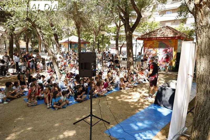 Actuación del Mago Oski en el Parque Picasso. Fotos: David Sañudo.