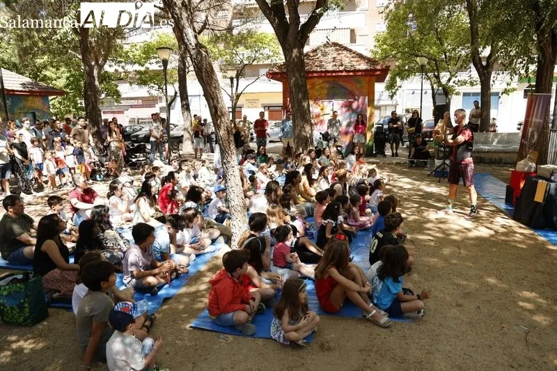 Actuación del Mago Oski en el Parque Picasso. Fotos: David Sañudo.