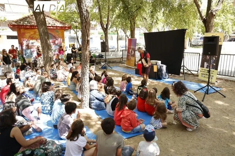 Actuación del Mago Oski en el Parque Picasso. Fotos: David Sañudo.