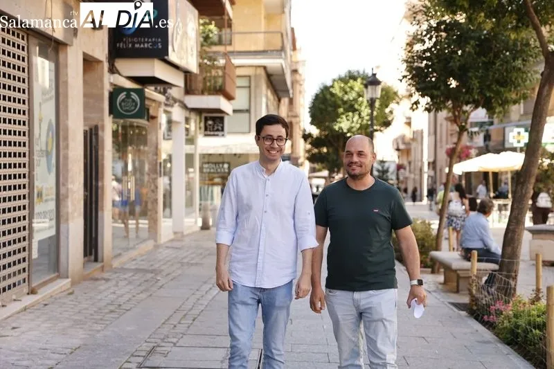 El portavoz del Grupo Municipal Socialista en el Ayuntamiento de Salamanca, José Luis Mateos, y el concejal Chema Collados informan sobre asuntos de actualidad en relación con los pisos turísticos. Foto de David Sañudo