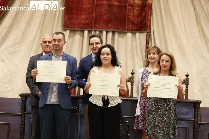 Foto 4 - La USAL distingue a una alumna del IES Tierra, Lamiya Amine, como una de las mejores en la EBAU