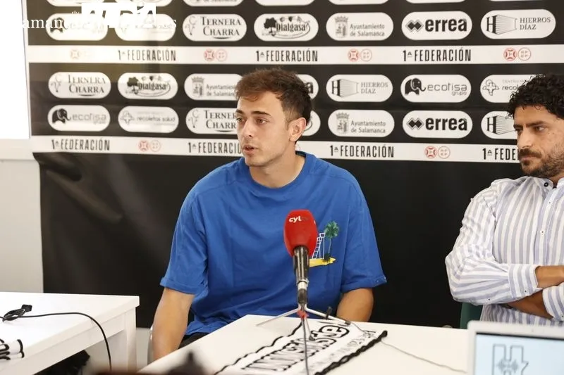 Presentación de Eudald Vergés como jugador de Unionistas. Foto de David Sañudo