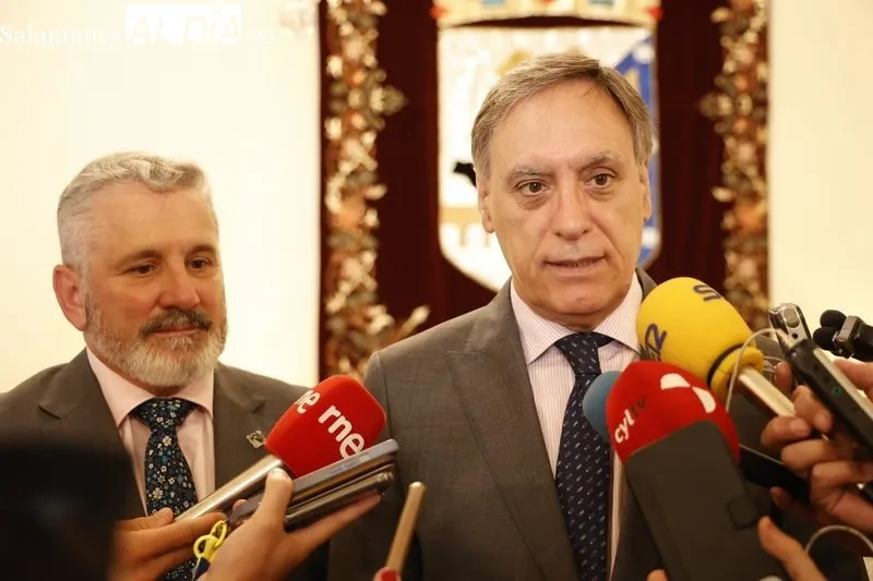 Encuentro en el Ayuntamiento del alcalde de Salamanca, Carlos García Carbayo, y el presidente de la Junta de Semana Santa de Salamanca, Francisco Hernández. Foto de David Sañudo