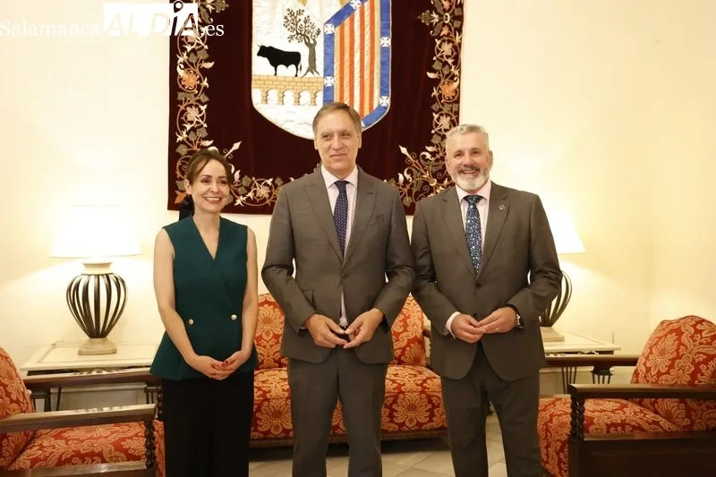 Encuentro en el Ayuntamiento del alcalde de Salamanca, Carlos García Carbayo, y el presidente de la Junta de Semana Santa de Salamanca, Francisco Hernández. Foto de David Sañudo