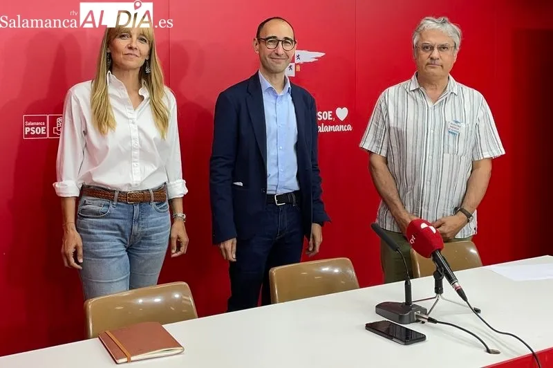 El secretario general del PSOE de Salamanca David Serrada, el portavoz socialista en la Diputación, Fernando Rubio, y la portavoz del PSOE en el Ayuntamiento de Ledesma Patricia Martín. Foto: M. González
