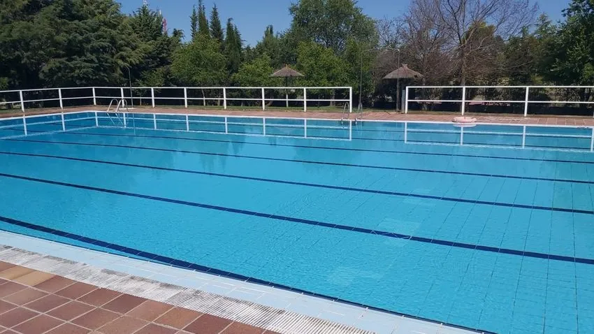 Aspecto que presentaban ayer las piscinas de Cipérez