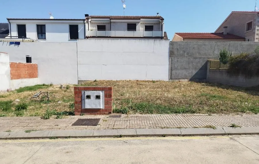 Foto 3 - Vecinos lamentan que el Ayuntamiento no act&uacute;e en sus propios solares como requiere a los particulares 