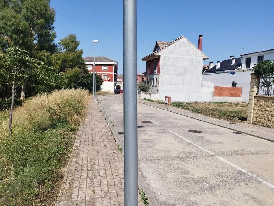 Foto 2 - Vecinos lamentan que el Ayuntamiento no act&uacute;e en sus propios solares como requiere a los particulares 