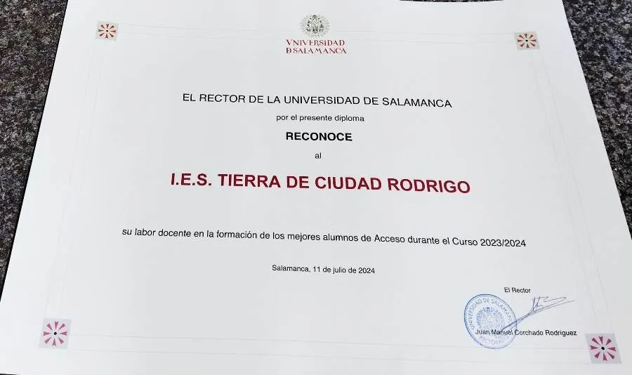 Foto 2 - La USAL distingue a una alumna del IES Tierra, Lamiya Amine, como una de las mejores en la EBAU