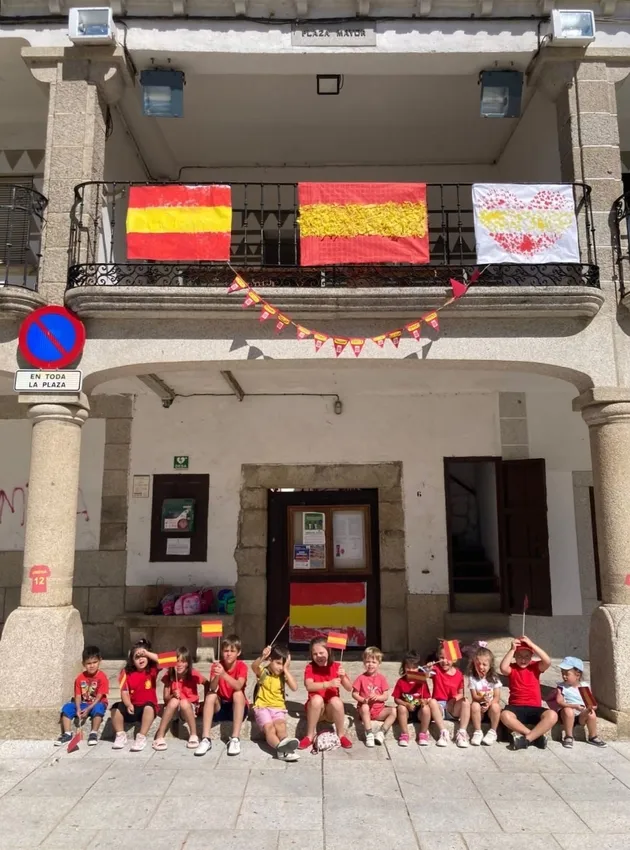 Foto 3 - Los m&aacute;s peque&ntilde;os de Villavieja animan a la Selecci&oacute;n
