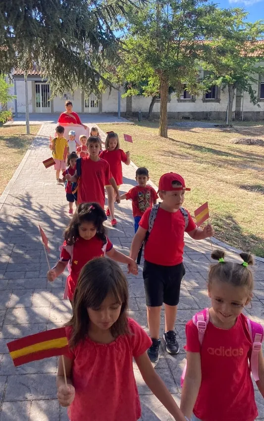 Foto 2 - Los m&aacute;s peque&ntilde;os de Villavieja animan a la Selecci&oacute;n