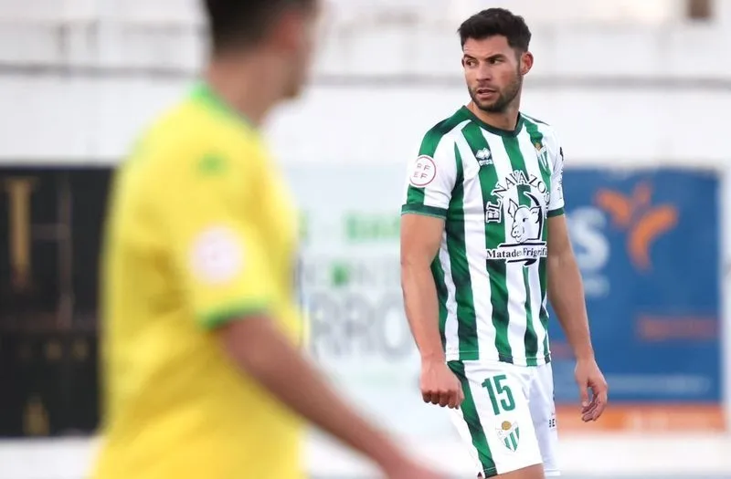 Asiel en un partido de la anterior campaña con el CD Guijuelo. Foto: CD Guijuelo
