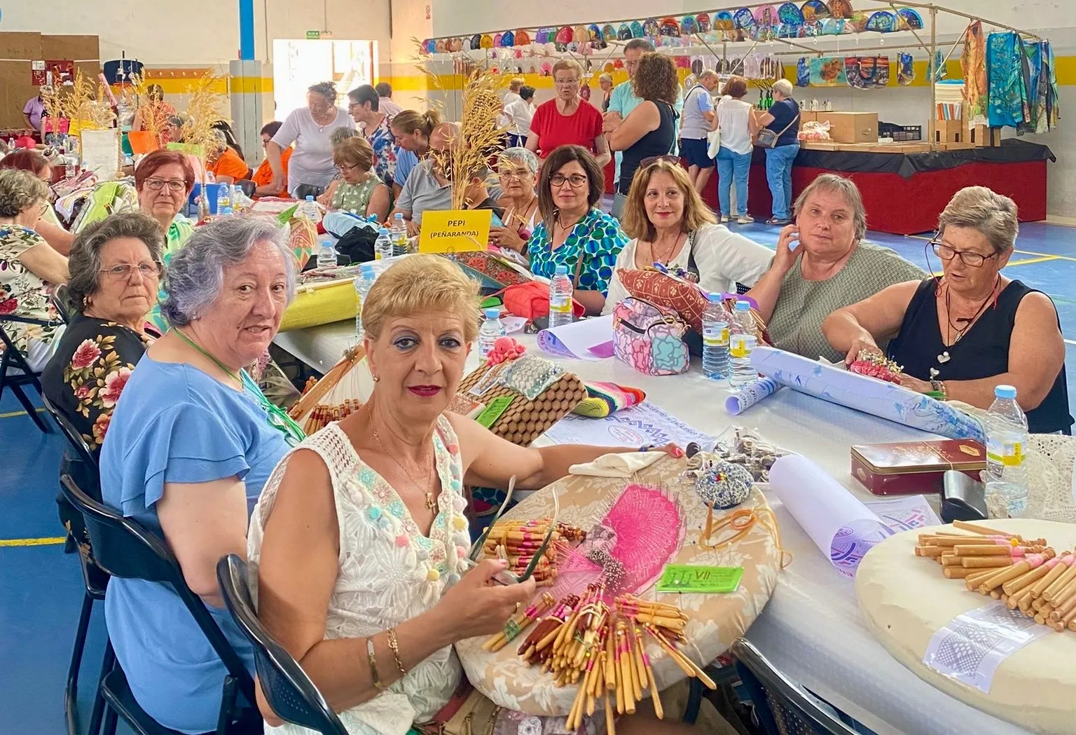 Foto 2 - Las encajeras pe&ntilde;arandinas muestran su habilidad y creaciones en el gran encuentro de Carde&ntilde;osa