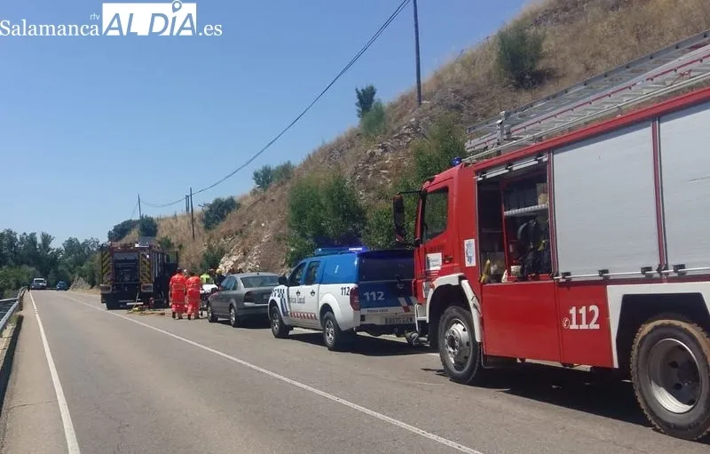 Despliegue en el kilómetro 29 de la SA-114 en Alba de Tormes, por el accidente de un motorista. Foto ALBA AL DÍA